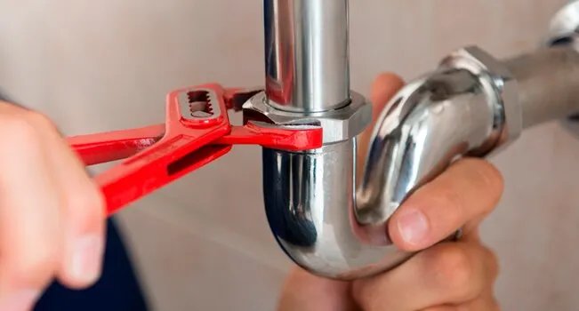 Equipe realizando limpeza de caixa de gordura