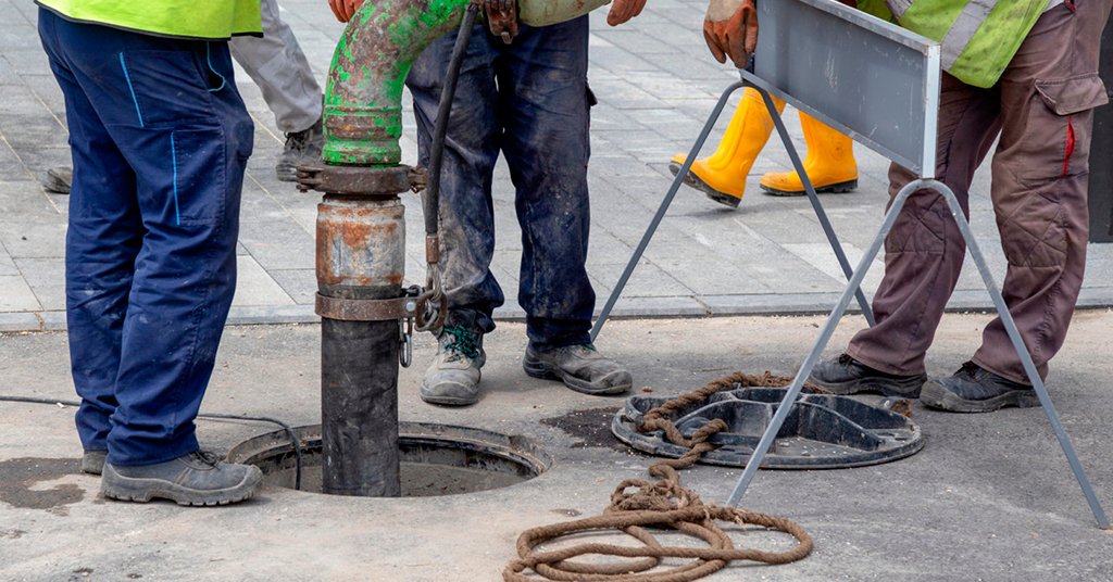Técnico realizando desentupimento de esgoto